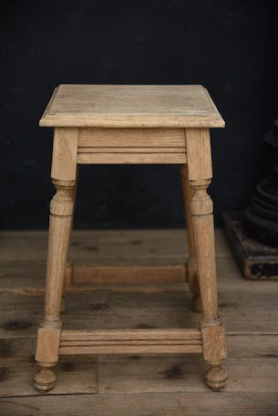 明るい風合いの小ぶりなサイドテーブル a