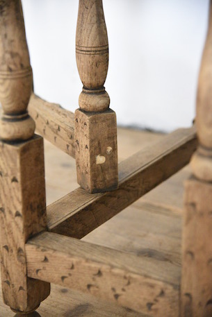 雰囲気あるドロワーのついたゲートレッグテーブル