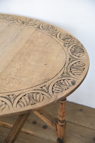 雰囲気あるドロワーのついたゲートレッグテーブル