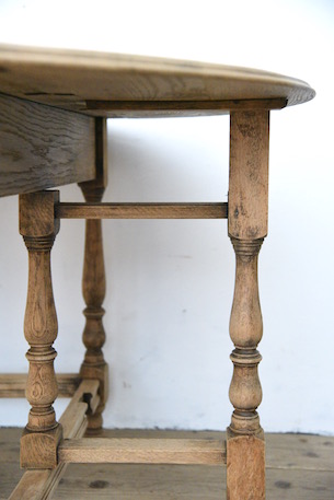 雰囲気ある2ドロワーゲートレッグテーブル