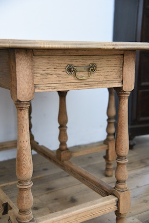 雰囲気ある2ドロワーゲートレッグテーブル