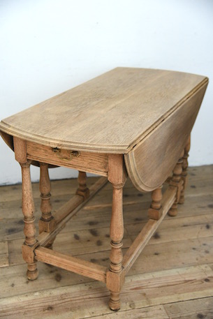 雰囲気ある2ドロワーゲートレッグテーブル