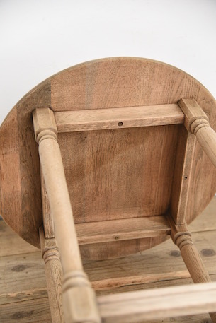 風合いあるラウンドサイドテーブル