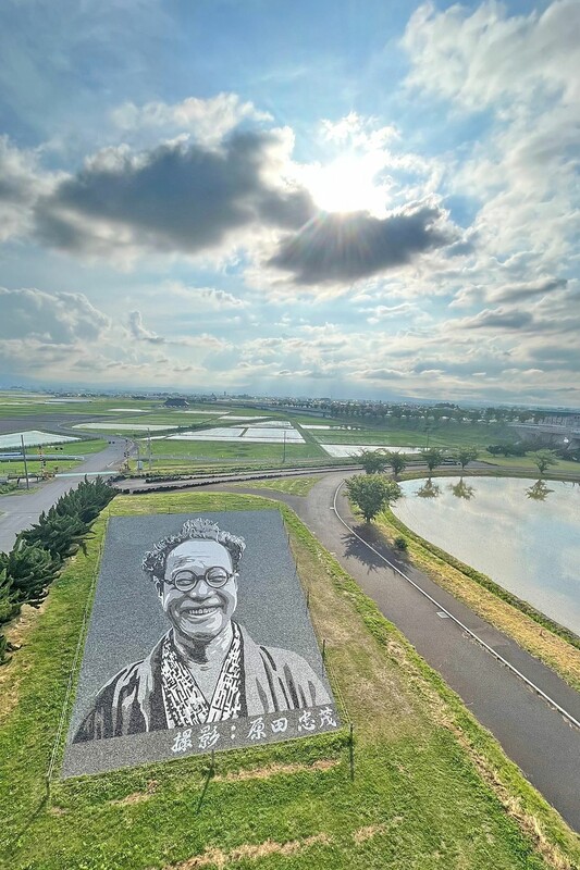 笑顔の志功さん、石アートに／田舎館で公開｜なびたび北東北