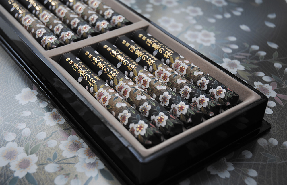 宇野千代のお線香 特撰淡墨の桜 塗箱短10入 | 贈答用お線香 | 日本香堂公式