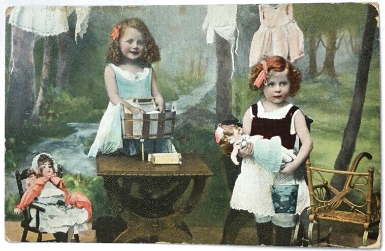 アンティークポストカード お人形とおままごとを楽しむ可愛い少女