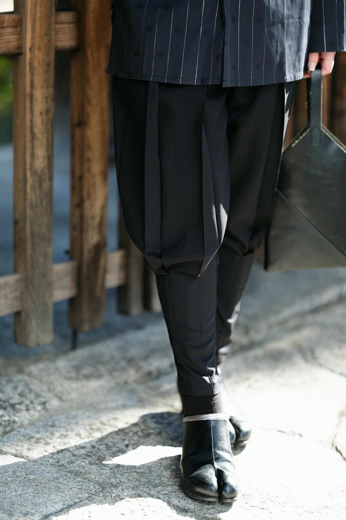 42双 梳毛（そもう） 裁付袴形（たっつけはかまなり）／濡羽色（