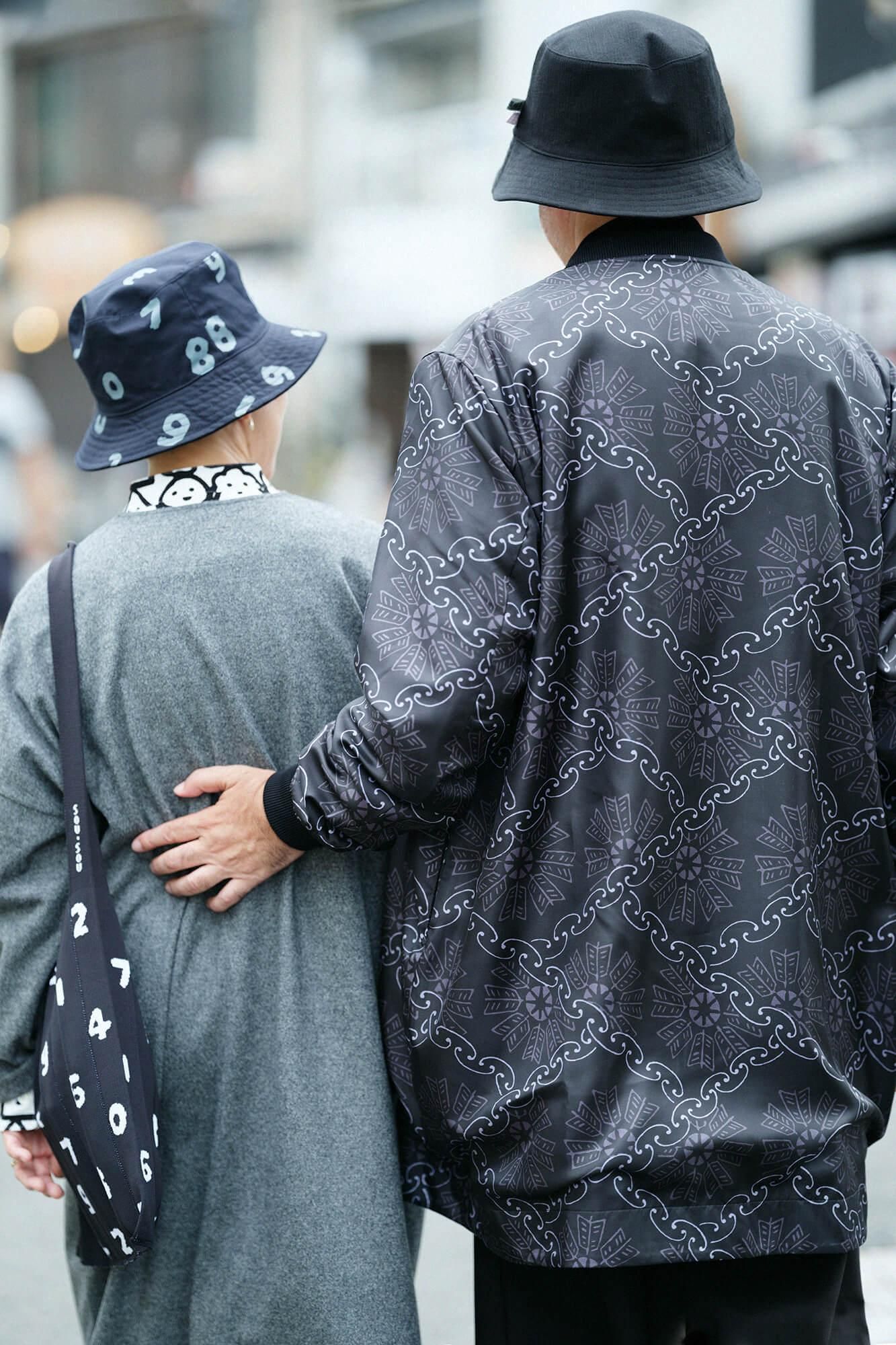 スーパー100'sウール Vネック ライトコート／杢墨（もくずみ）