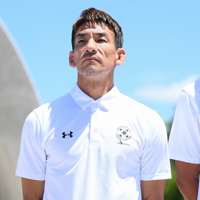 ヒデのユニ姿はカッコいい」ジーコに肩を組まれ、ロニーと談笑。中田