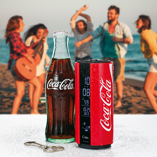 アウトドアレジャーを彩る 防水性能&高音質「コカ・コーラ」の