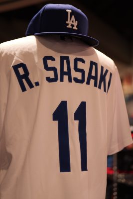 佐々木朗希選手のドジャース公式ユニフォーム登場！新宿・大阪・名古屋