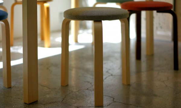 スツール60 Re-wool #218 / 組立て無料Artek（アルテック） | 公式通販