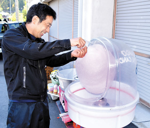 イチゴやブルーベリー味が人気、果汁入りフルーツわたあめに専用機