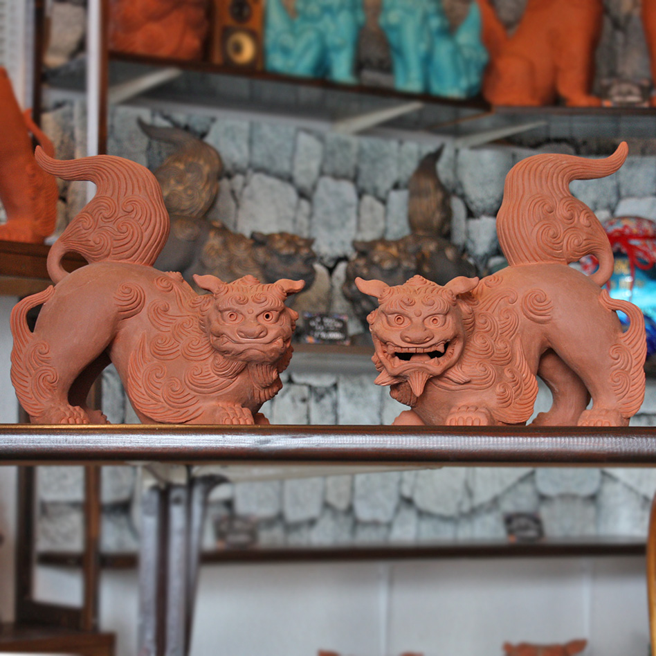 魔除け獅子「伏せシーサー」（中） 作 新垣信一