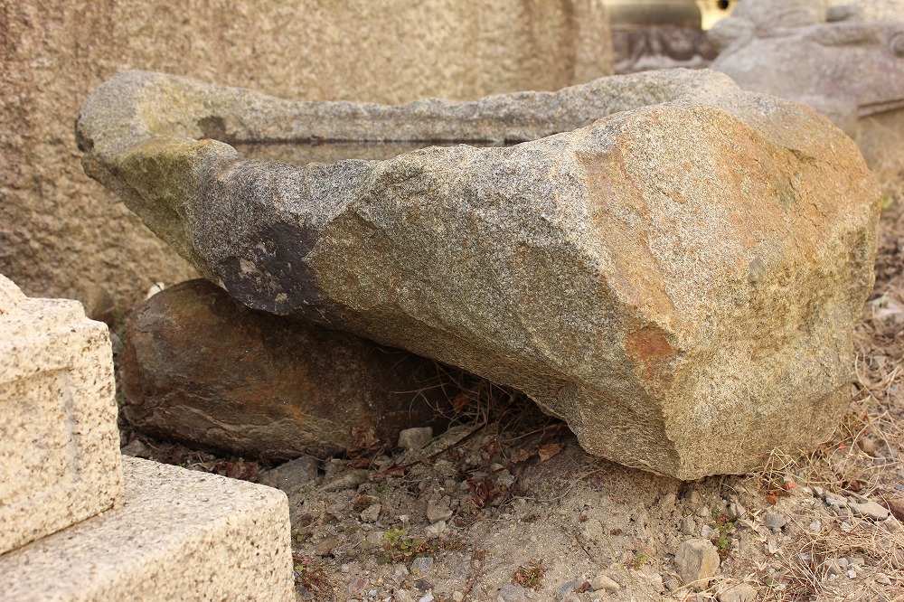 つくばい（本鞍馬石）沿え石付の製品案内愛知県岡崎市の石灯篭・水鉢蹲