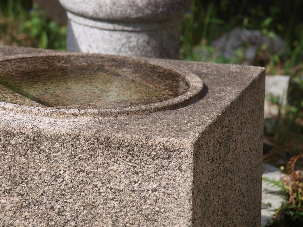 四角水鉢（本御影石）の製品案内愛知県岡崎市の石灯篭・水鉢蹲など石材