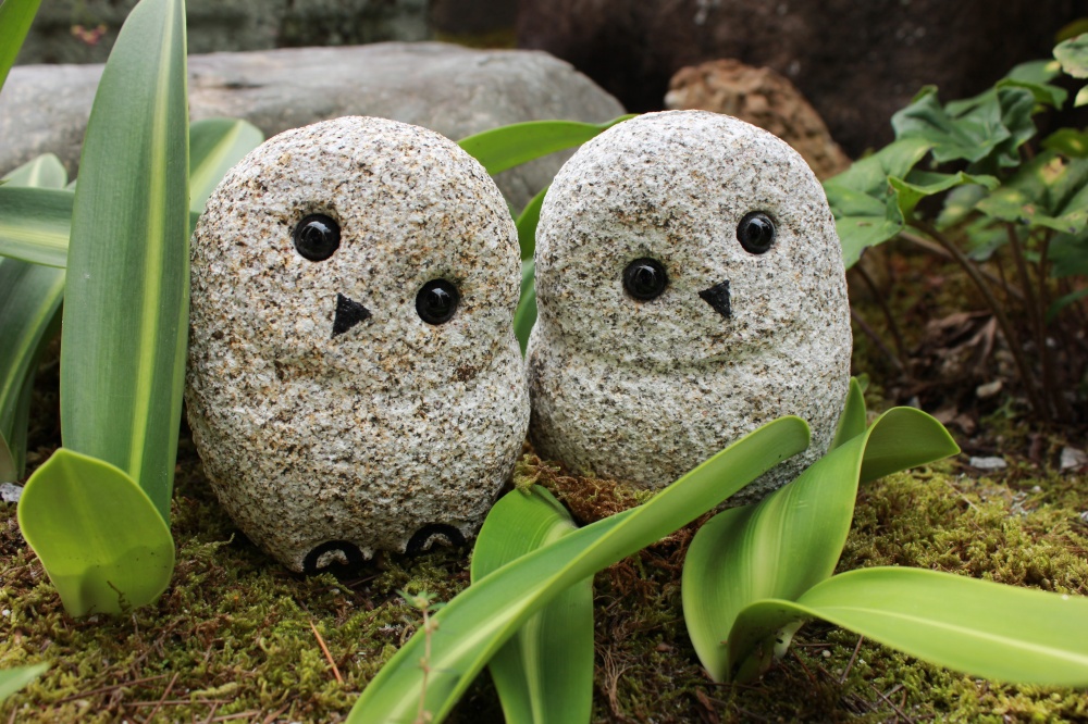 ペアふくろう（錆石）の製品案内愛知県岡崎市の石灯篭・水鉢蹲など石材
