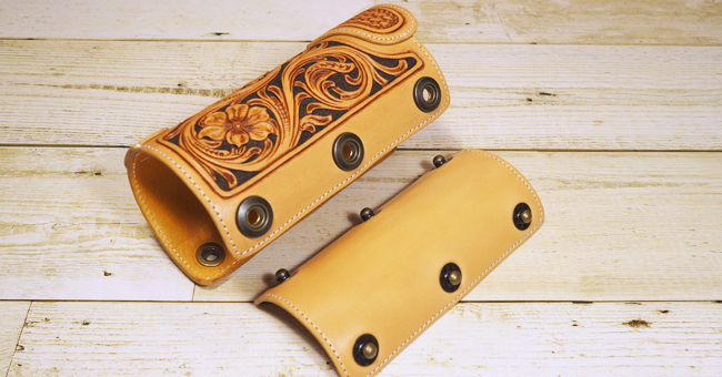 CB缶カバー：レザーカービングで仕立てたCB缶カバー。拘りのキャンプ