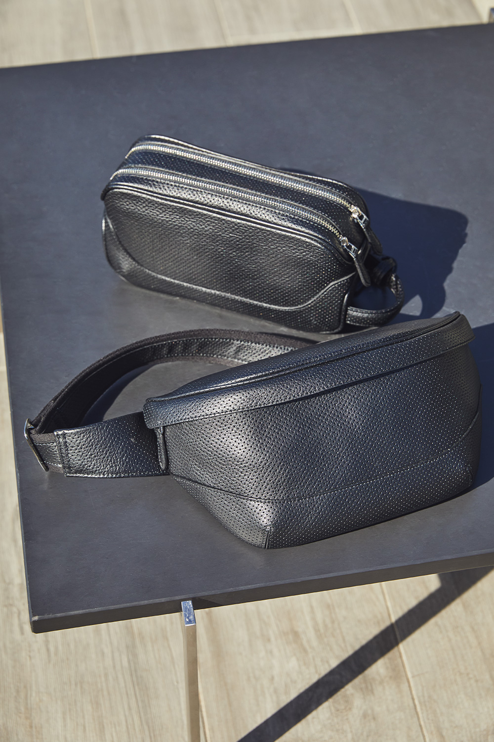 パンチングの型押しを施したレザーバッグが新作で登場