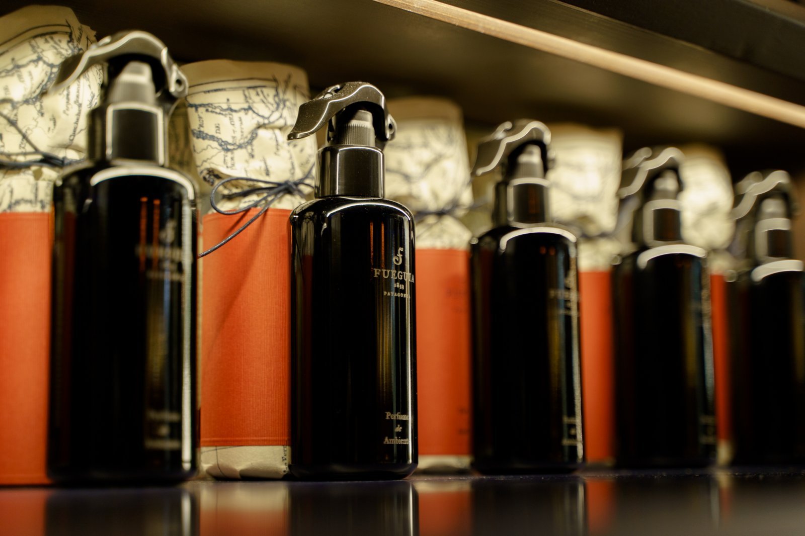 デニムが香水になった!? 服とリンクする驚きの発想をフエギア 1833の