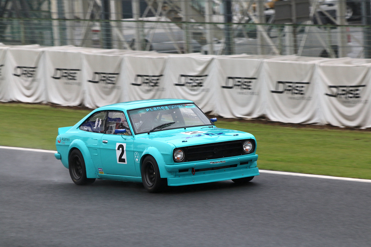 PLANEX CARS - JCCA筑波 FレースでスマカメB110サニーが優勝！ - CARS