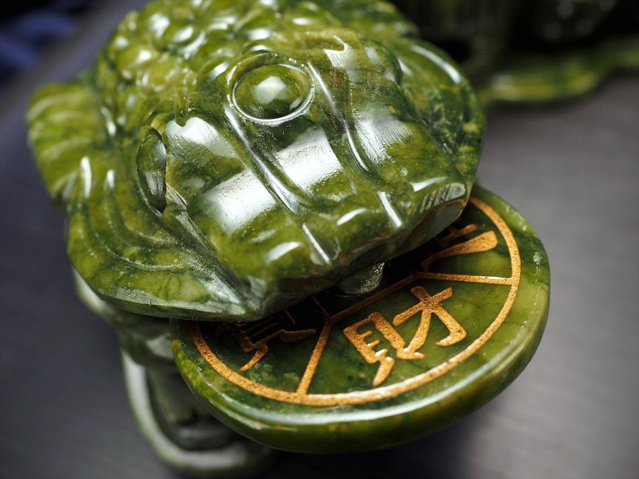 ☆財を集めるカエル☆濃色カラータイプ☆極上彫刻置物☆インテリアに