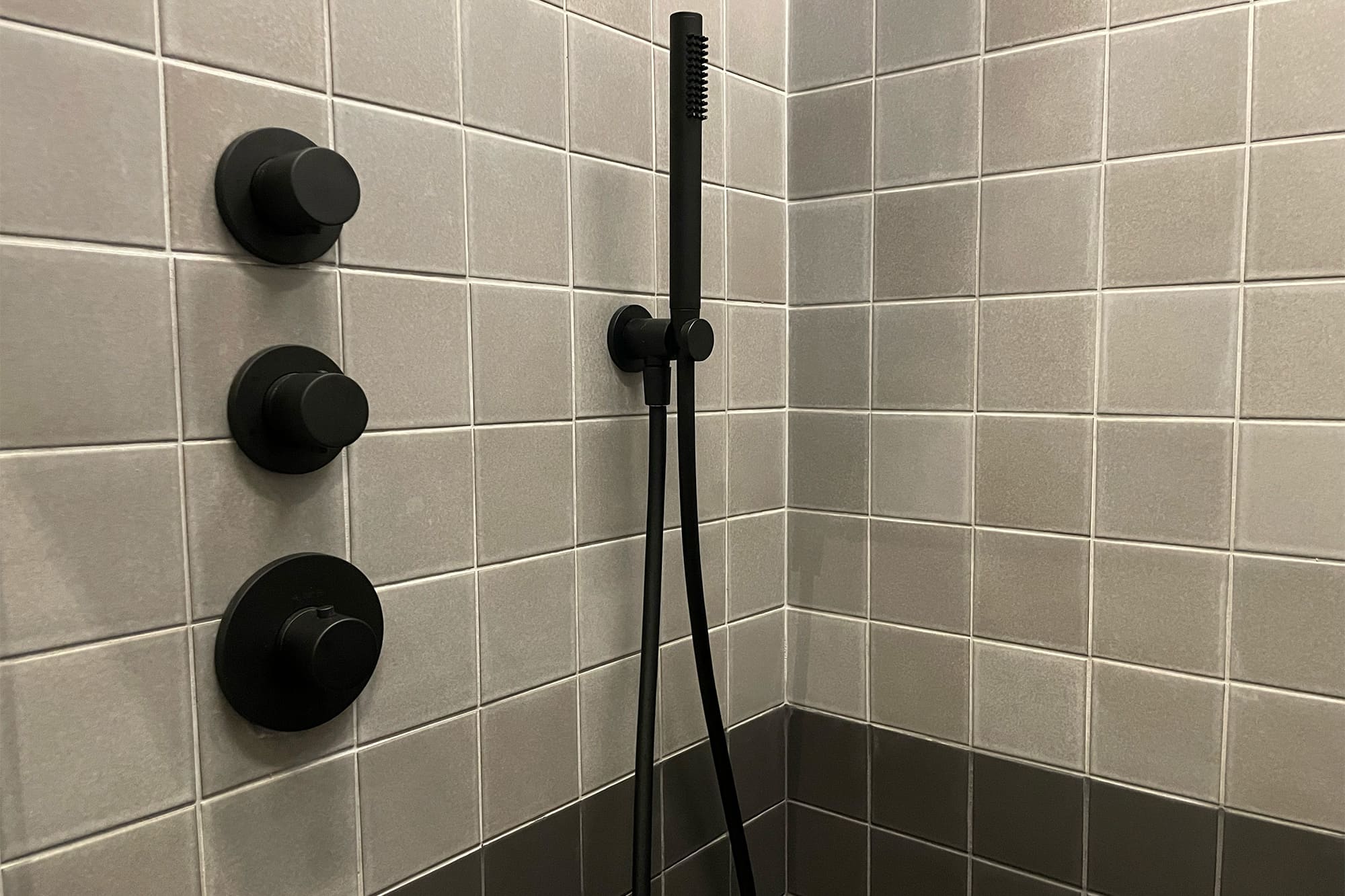 バスシャワー 3way（天吊りヘッド＋ハンド＋スパウト） ブラック | KB