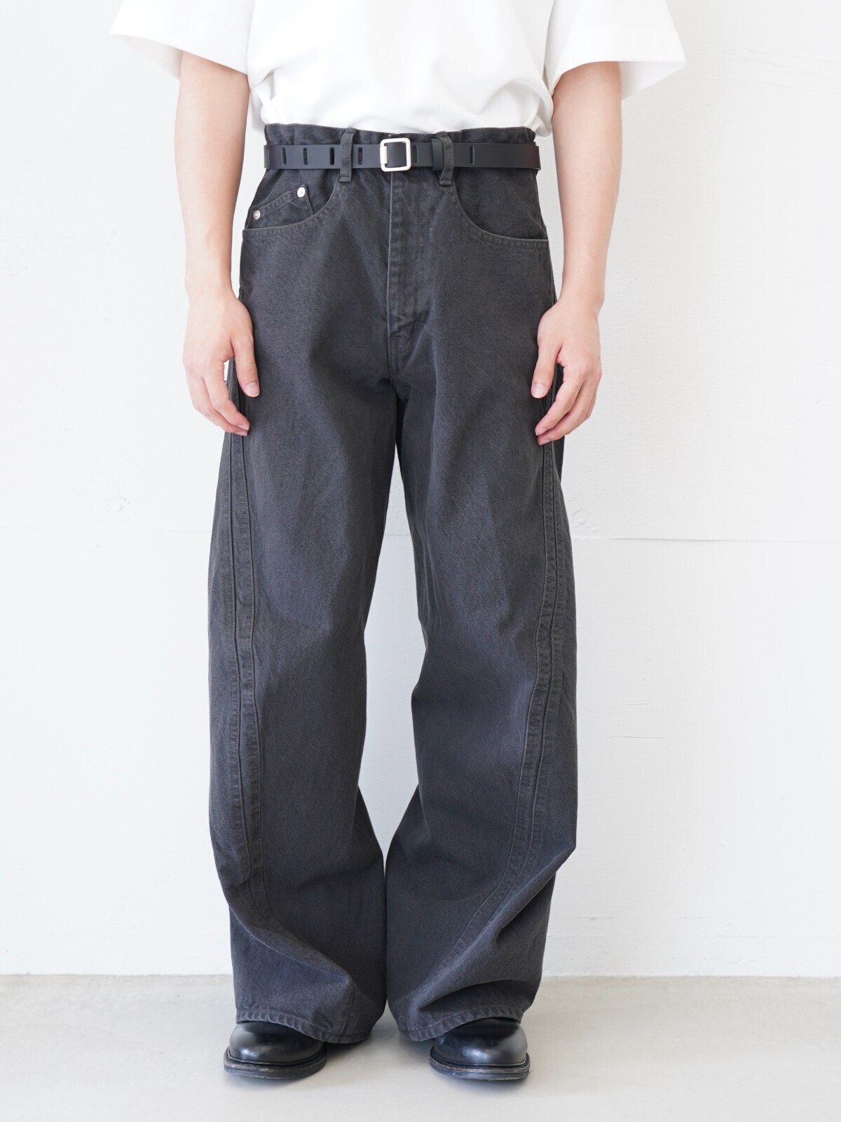 3Dツイスト ワイドレッグジーンズ - ネヴァーフォーゲット メンズ