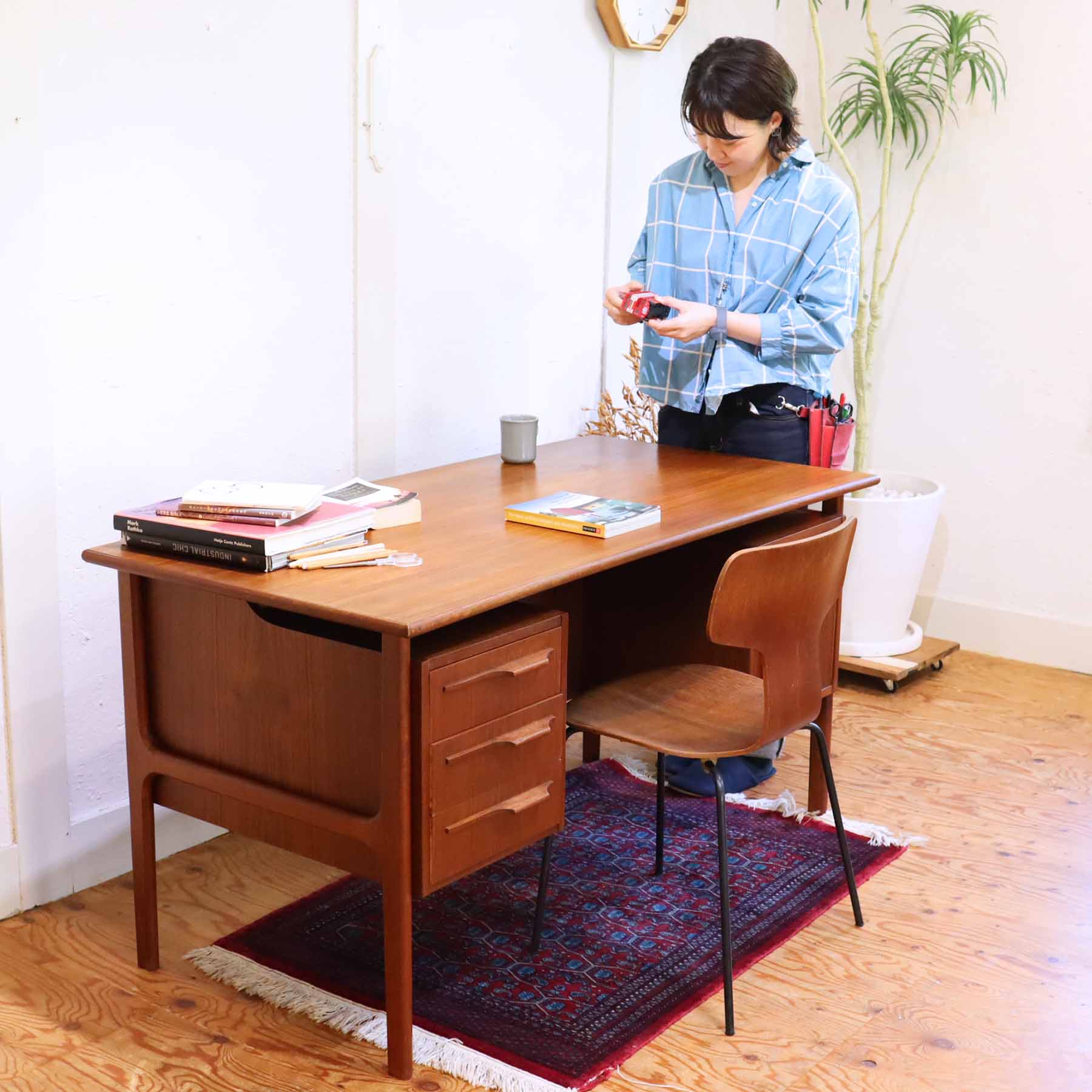 デンマーク製両袖デスク チーク材 ヴィンテージ 書斎机 収納棚付き