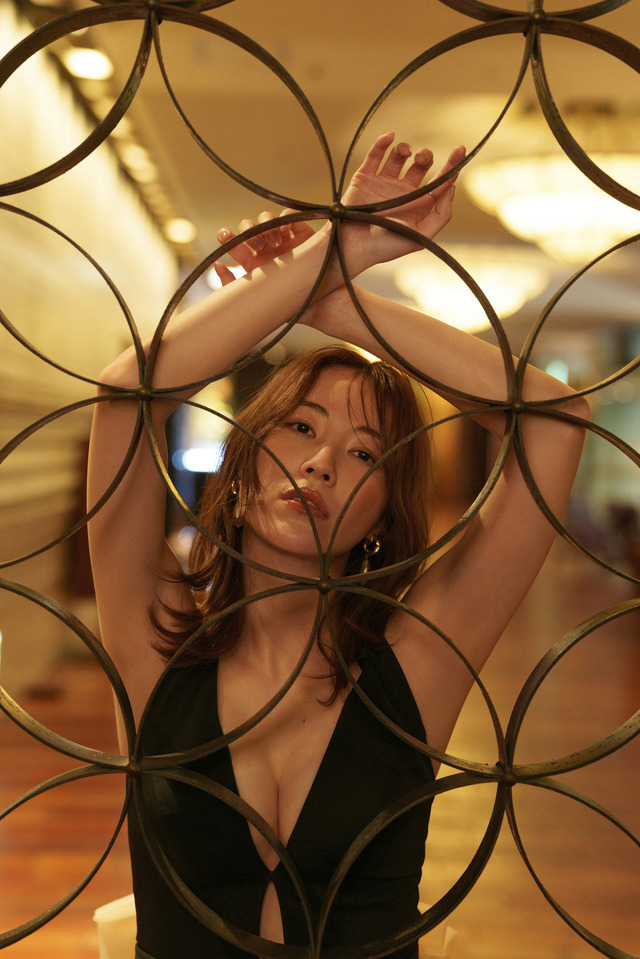 元SKE48・松井珠理奈、色っぽすぎる“初ランジェリー姿”を披露10年