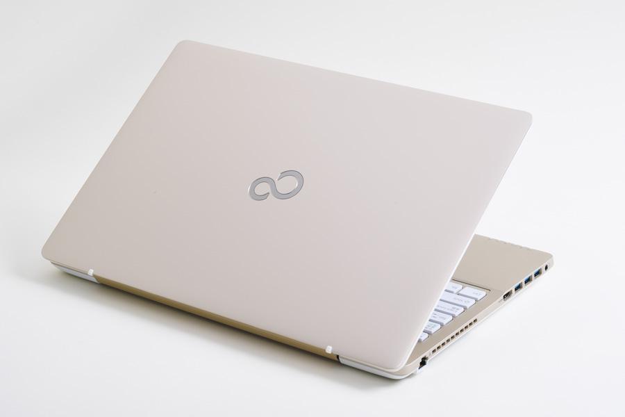 ベーシックモデルとは思えない「プレミアム感」。「LIFEBOOK AH42/A3