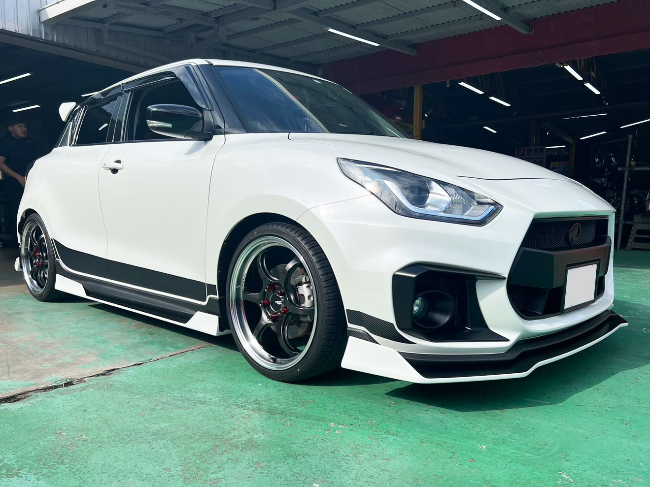 スズキ スイフトスポーツ ADVAN Racing RG-D2 18×7.5J FALKEN 215