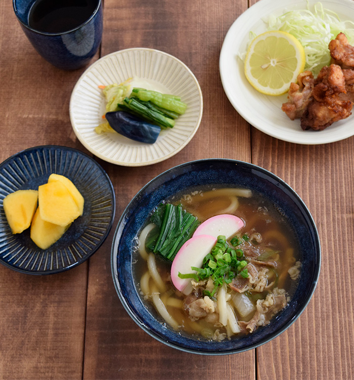 十草模様と人気の台形型がおしゃれなマルチボウル。Sサイズはうどん鉢