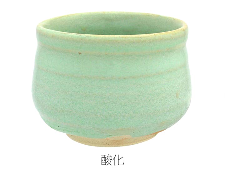 茶色と緑の斑点模様の陶器瓶 茶色と緑の斑点模様の陶器瓶 茶色と緑の