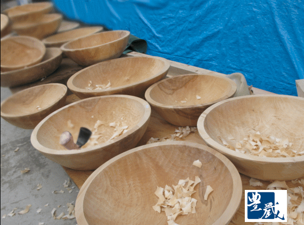 木製こね鉢手彫栃・栓・欅会津漆ぬり木鉢