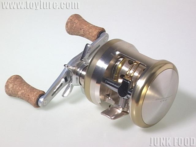 美品】ダイワ ミリオネア CV-Z 105 オールド ベイトリール 右 希少 美