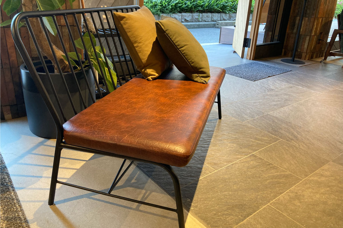 職人の手仕事によって生み出された、男前なアイアンベンチ