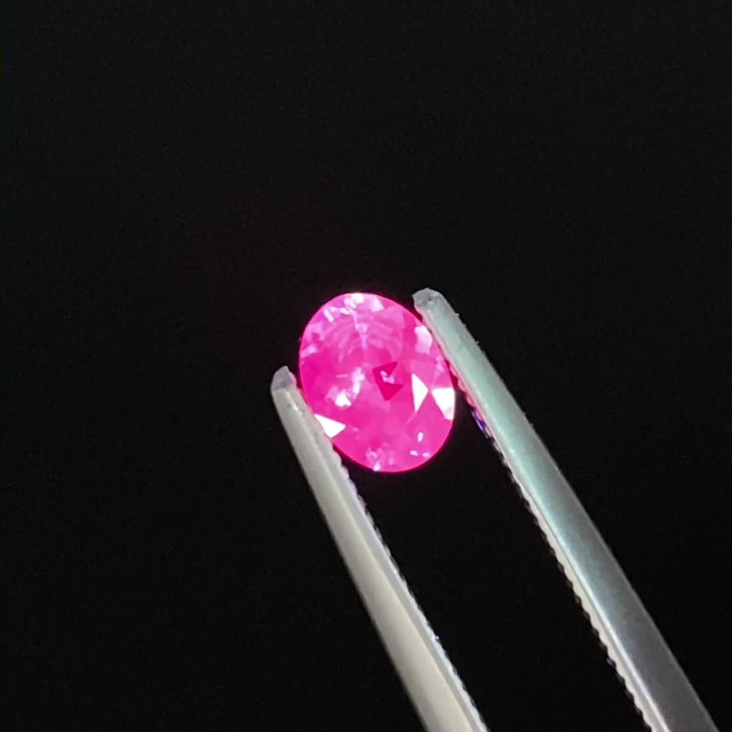 ピンクサファイア ビルマ/モザンビーク産 0.36ct / 5.2x3.9mm前後