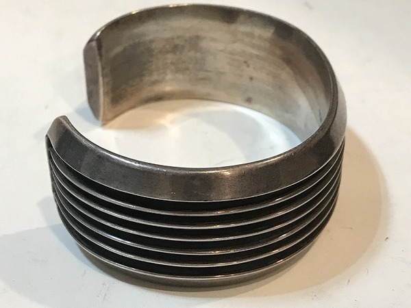 Tom hawk/トムホーク】から6ライン シルバーバングル入荷です