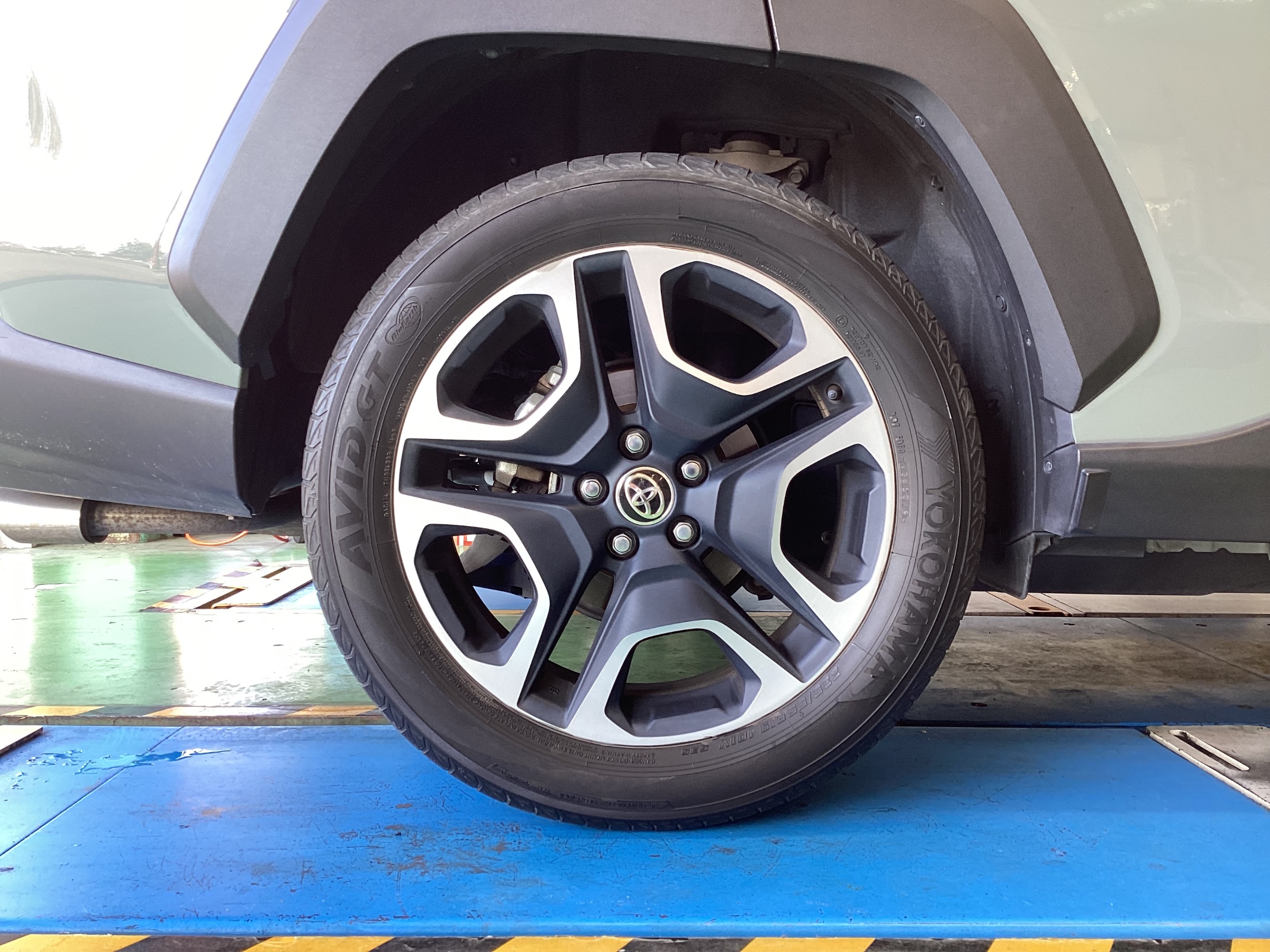 トヨタ RAV4 (MXAA54) RAYSにてホイールセット交換☆ | 店舗おススメ