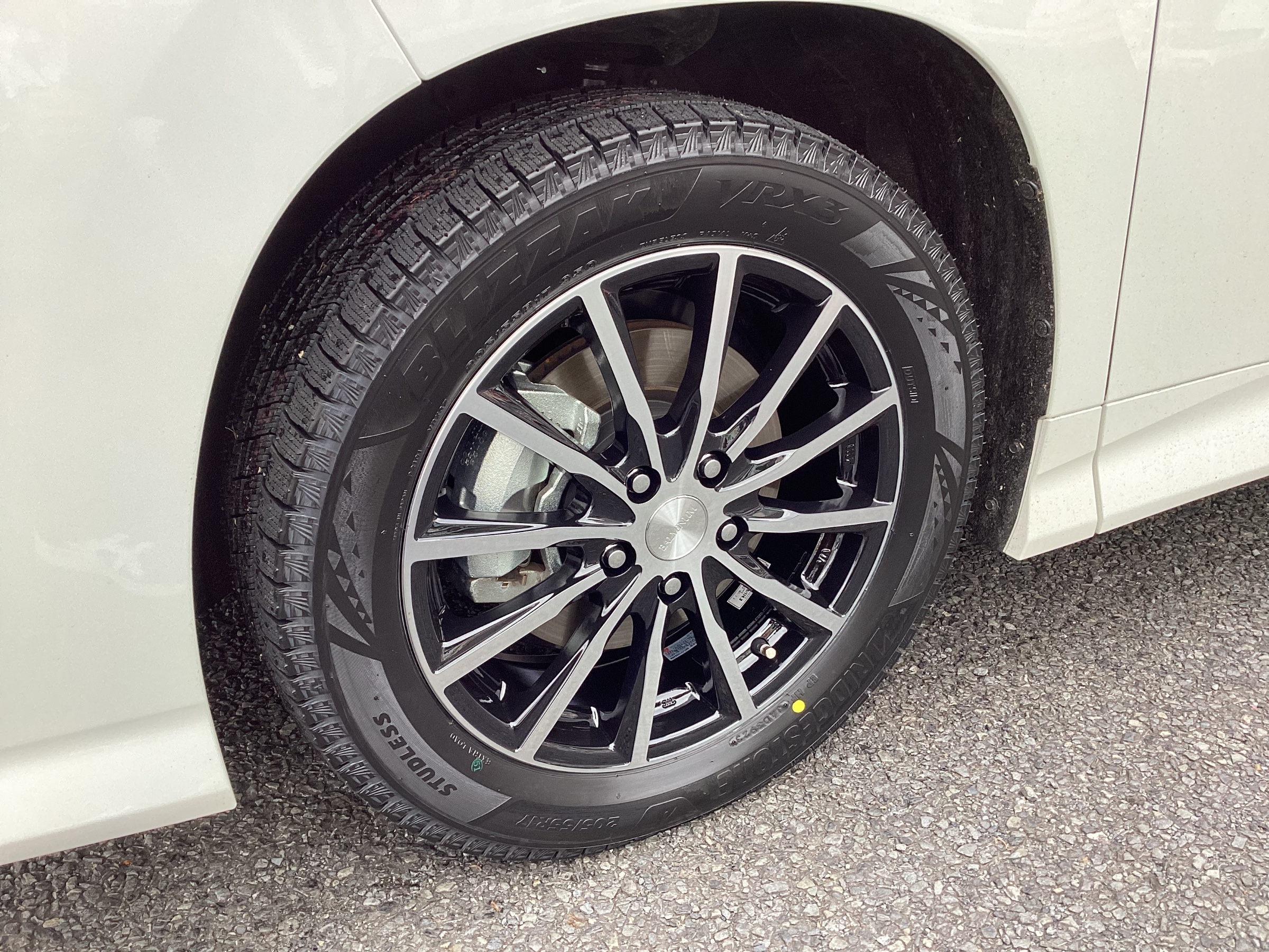 ヴォクシーハイブリッド（ZWR90W）スタッドレスセット取付！ | 店舗お