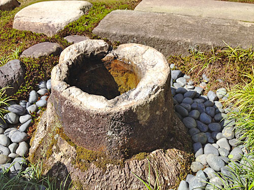 兼六園 竹根石手水鉢 【店主たみこの観光案内日記】