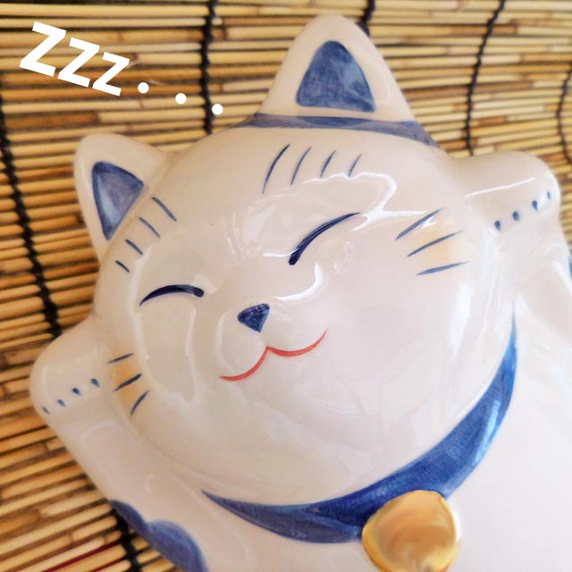 セール】 薬師窯 染付 幸せこいこい 猫 陶枕 貯金箱付き 招き猫 陶器製