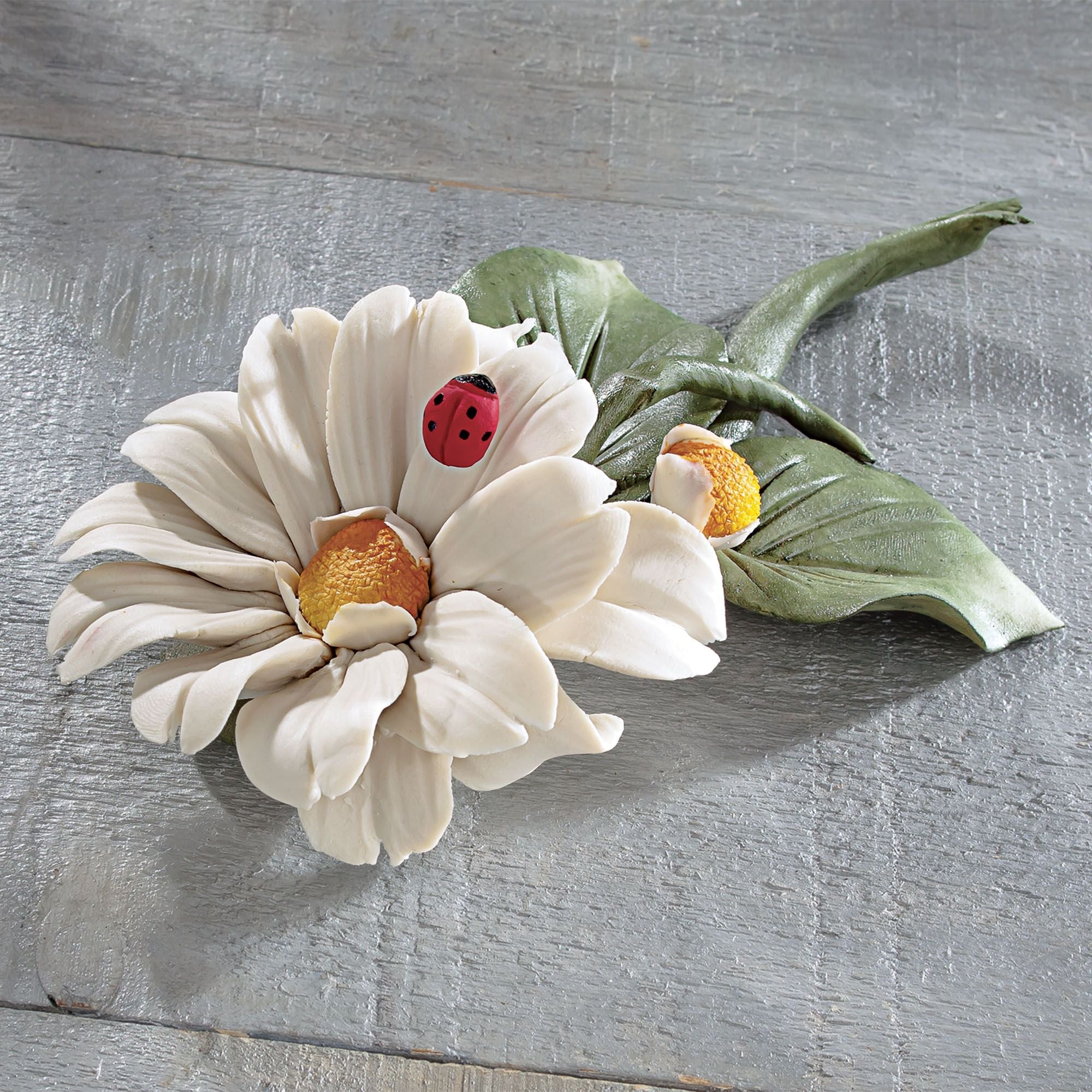 Capodimonte Porcelain White Daisy With Ladybug | Uno Alla Volta