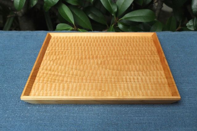 栃木県塩谷町で製作されている高塚和則（木工房 玄）さんのパン皿（角