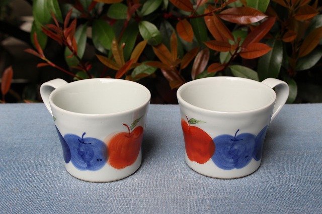 長崎県波佐見町で作陶されている敏彩窯作のりんごドテマグカップ赤