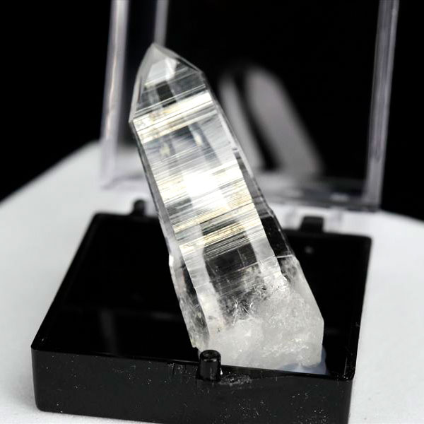 ブラジル産 ゴールドルチルクォーツ クラスター原石｜アップストーン