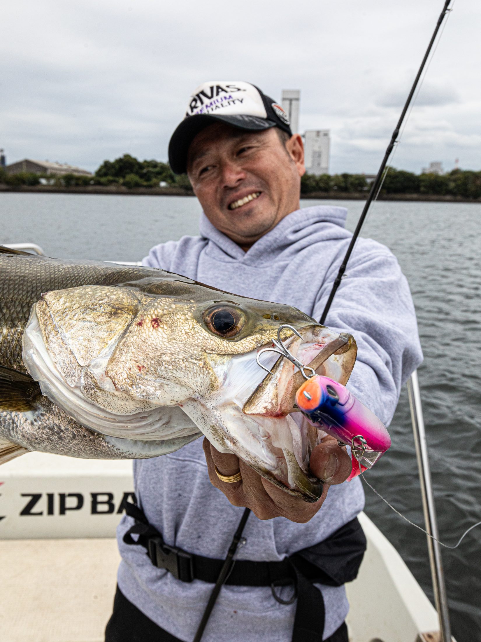 東京湾ボートシーバス｜秋のコノシロパターン攻略術を岡直之が解説