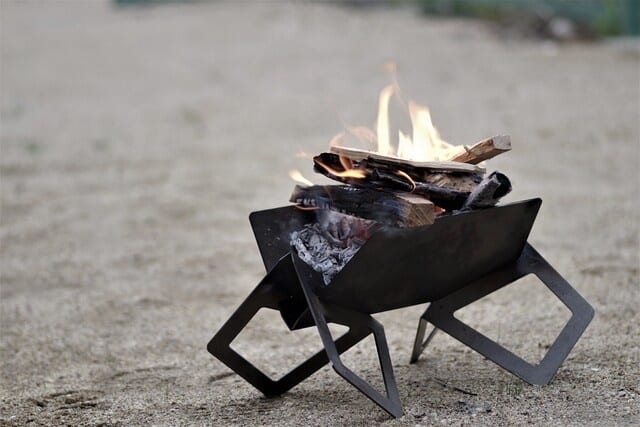 3つのパーツで構成されたソロにちょうどいいサイズの焚火台『flames