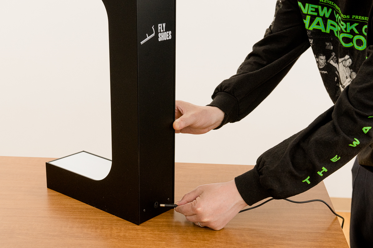 まるで無重力!? スニーカーを浮かせて飾る近未来型浮遊ディスプレイ